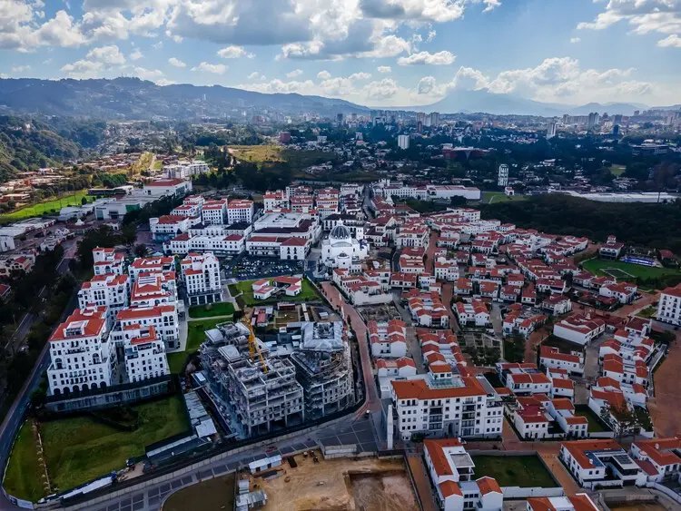 بهترین مقالات سال ۲۰۲۵: شیوههای چندگانه، واکنشهای زیستمحیطی، و معماری مراقبت - تصویر ۱۷ از ۳۶