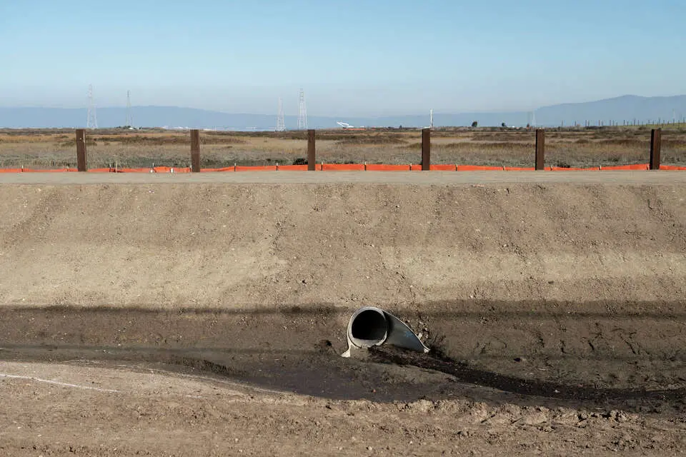 نمایی از پروژهٔ آزمایشی دیوار حفاظتی افقی در حال ساخت در پالو آلتو.
